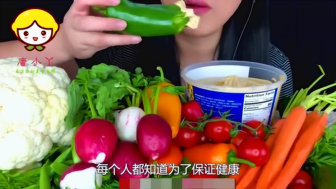 国外最爱素食美女吃播,吃满满一桌蔬菜大餐,蘸上沙拉酱吃太过瘾