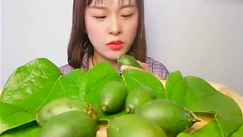 小姐姐吃生槟榔,看着这一口下去,这感觉真的不错