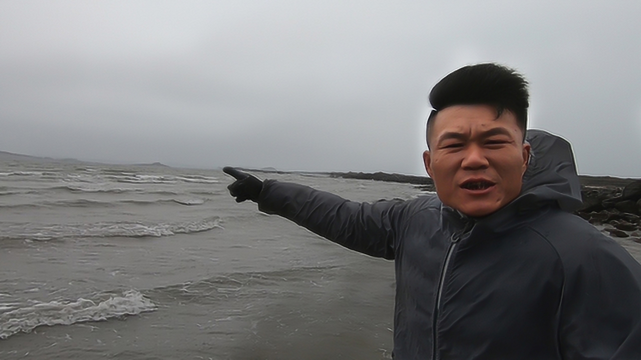 大风浪天渔船都不敢出海,阿灶前往海边赶海,这种海螺都集体上岸