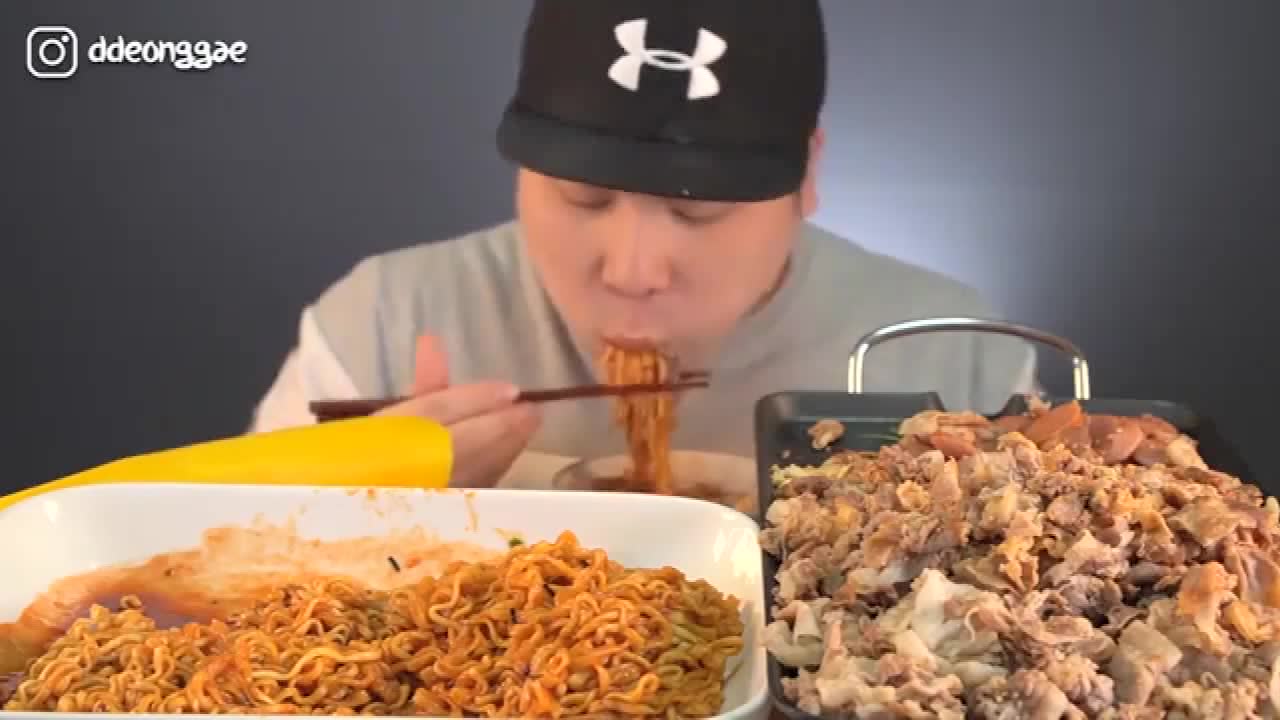 韩国大胃王胖哥吃播了,吃火鸡面 烤薄五花肉 腌黄萝卜,吃得真香