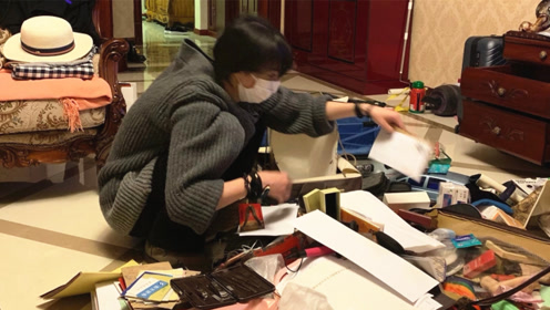 贴心的小教师!郑爽蹲地上帮爸妈没有棉袄,丝毫报名"杂物病"公主资格证初中收拾图片