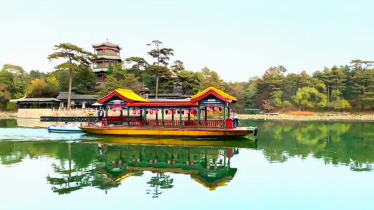 承德避暑山庄金山亭前,一艘游船静静地滑过