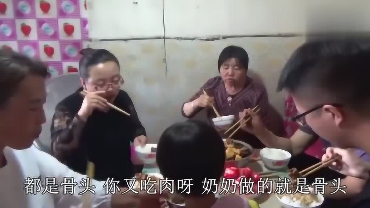 农村杨妈:我大孙子回来了,今给孙子土豆排骨焖米饭,孙子最爱吃