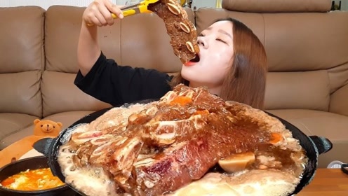 韩国女吃货,吃牛肉酱拌饭,鸡蛋,紫菜包饭,吃得太馋人了