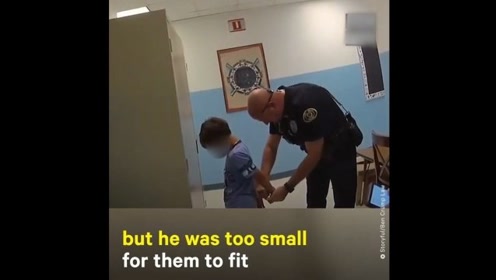 震惊 美国警察居然逮捕8岁小学生手太小以致手铐都戴不上 腾讯视频