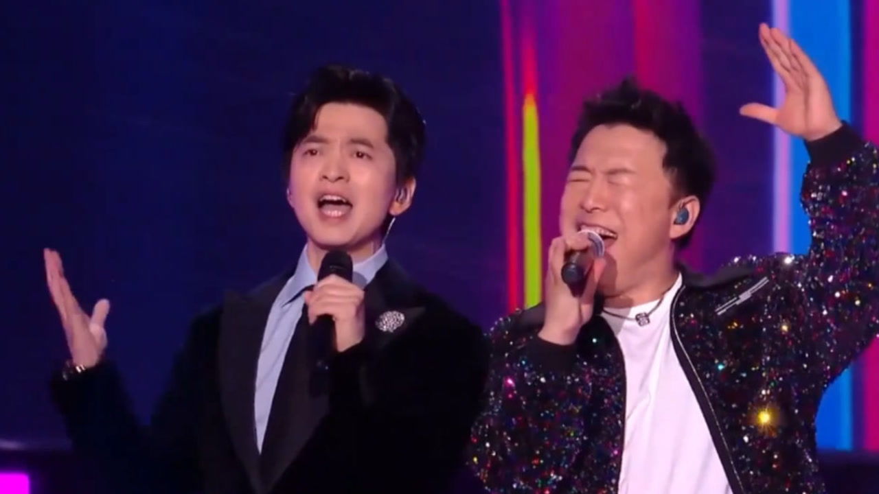"音乐才子"李健2022跨年晚会大放异彩,与黄渤颠覆演绎,太燃了