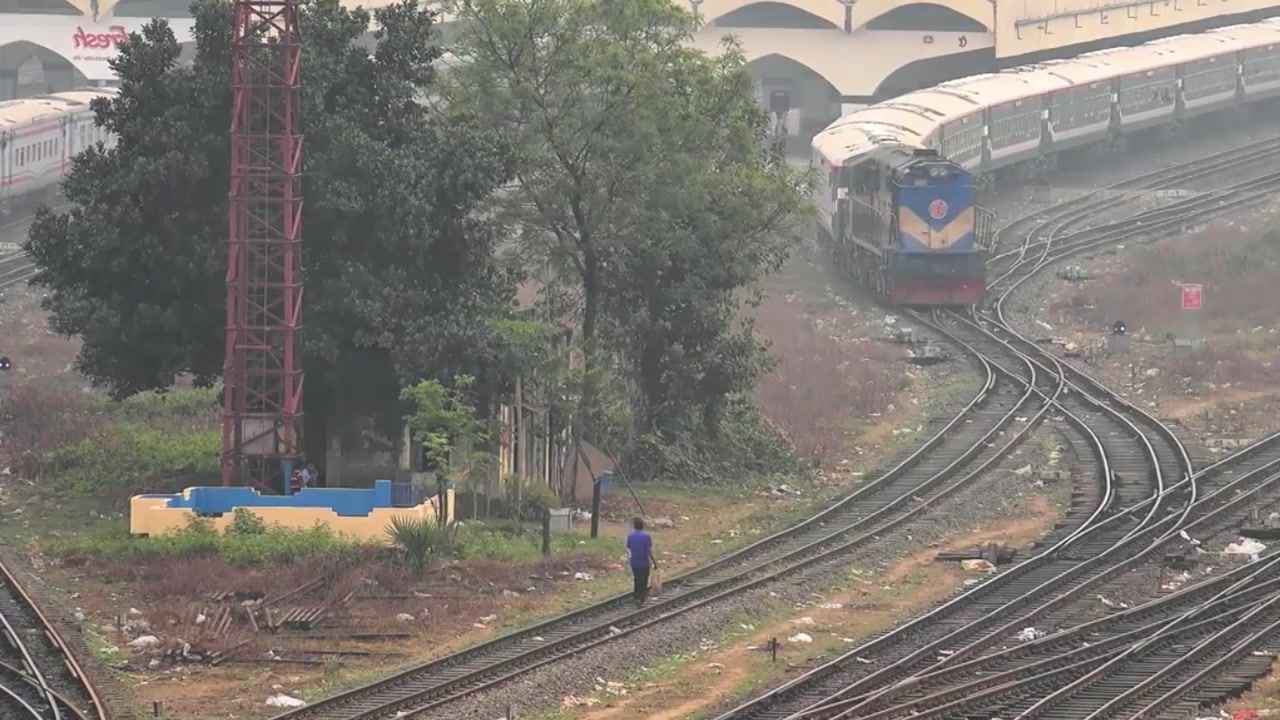 实拍:孟加拉国铁路豪华列车是怎么转弯的