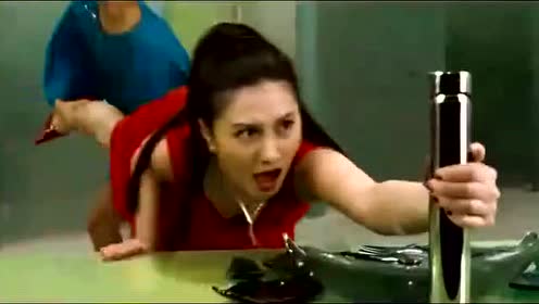 两个美女在厕所打架,凶狠程度完全不输男生!