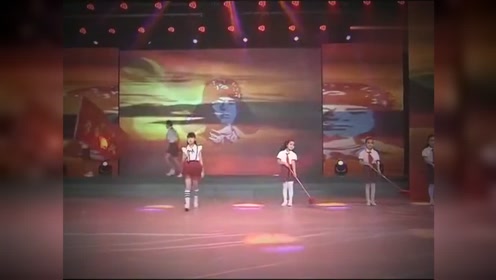 小歌手杨烁唱《学做小雷锋,学习雷锋好榜样