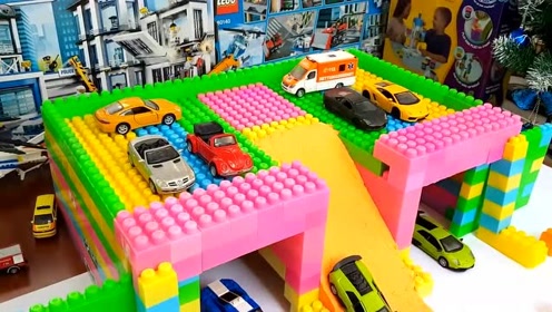 儿童益智玩具积木视频，搭建小汽车玩具停车库