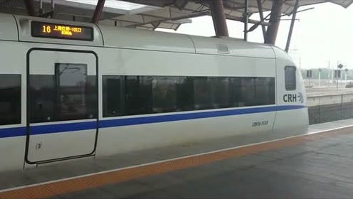 实拍和谐号crh1b出站,大地铁的暴力加速,就是猛!