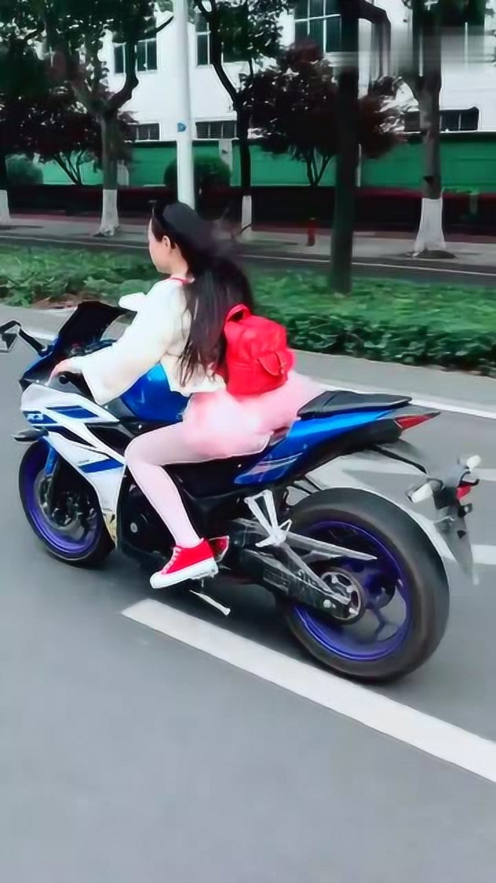 路上看见一美女骑机车狂飙 我跟了好久