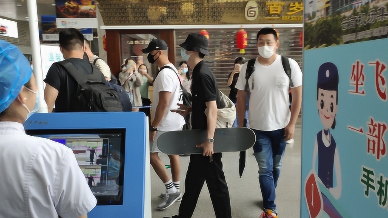 云南版纳机场偶遇王一博,同班机昆明下来今天回程又在机场偶遇