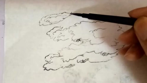 国画勾线画云,中侧锋结合,线条圆润自如