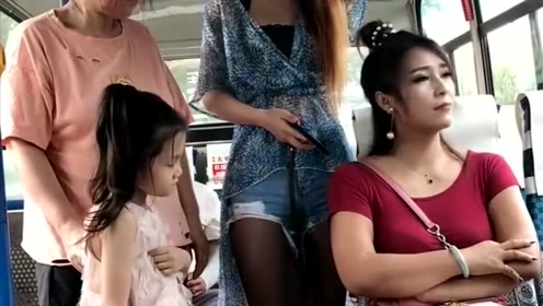 公交车发生这样的一幕,美女的做法值得我们点赞,你认为呢?