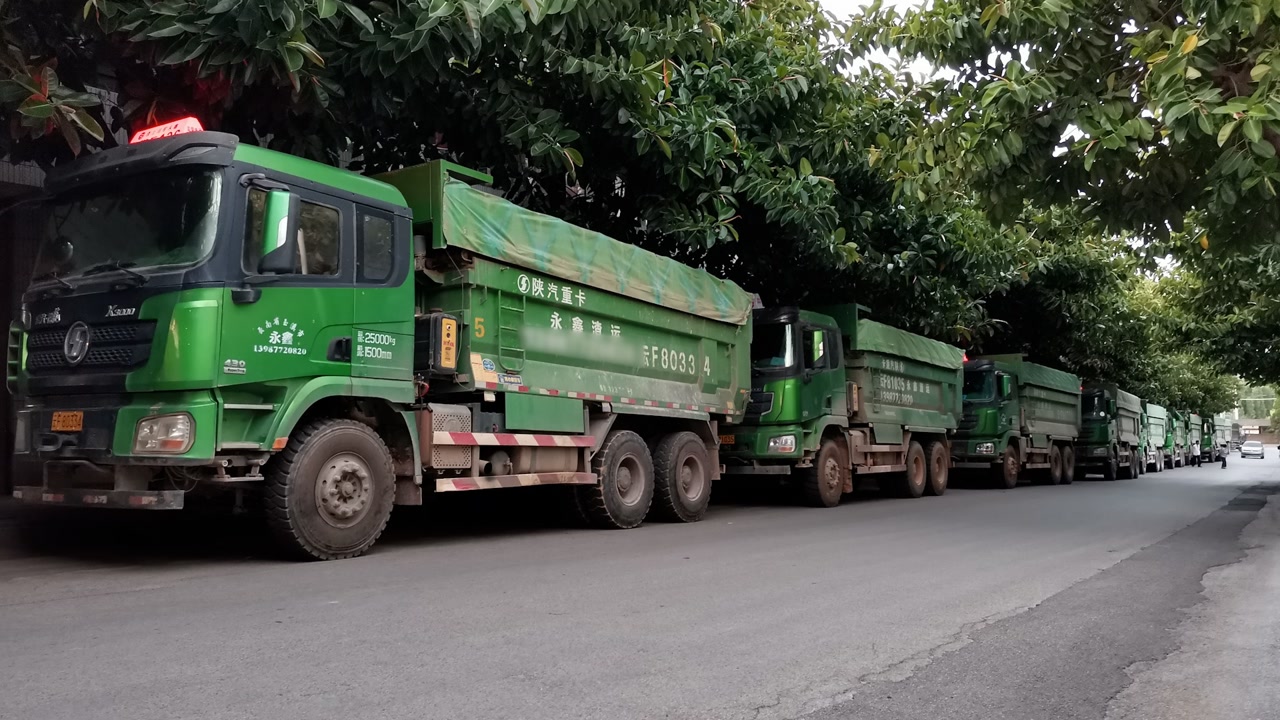 云南玉溪调用多辆渣土车24小时待命:建立防线,防止大象进城