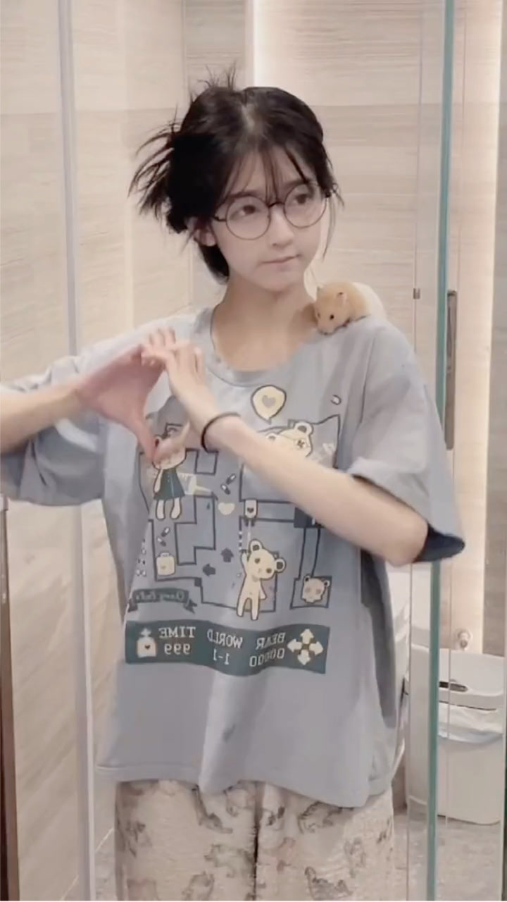 绿小林子:穿睡衣的我不好看吗?那我换一身吧