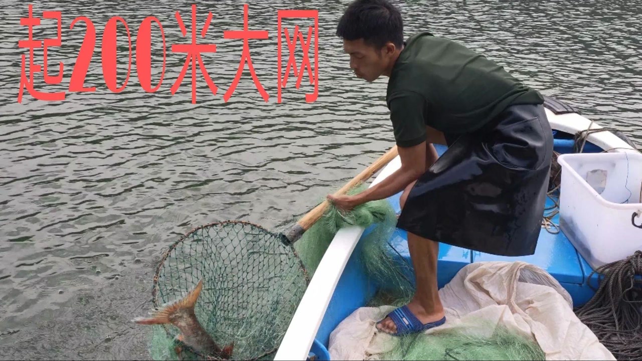 渔民阿欢捕鱼为生,靠天气吃饭每次狂风暴雨过后,收获