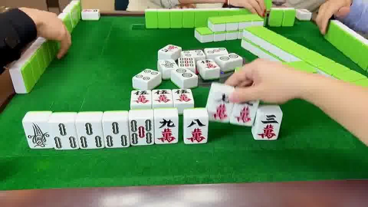 四川麻将:进退有度!自摸七万三番关两家,拿下十六分也还不错!