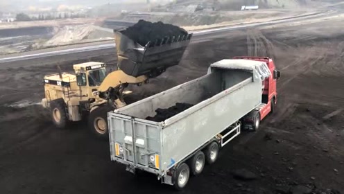 现场实拍:cat 988f轮式装载机给卡车装载煤炭作业