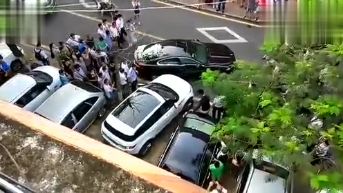 实拍: 厦门闹市区豪车撞豪车, 路虎死磕捷豹, 有钱人就是任性.