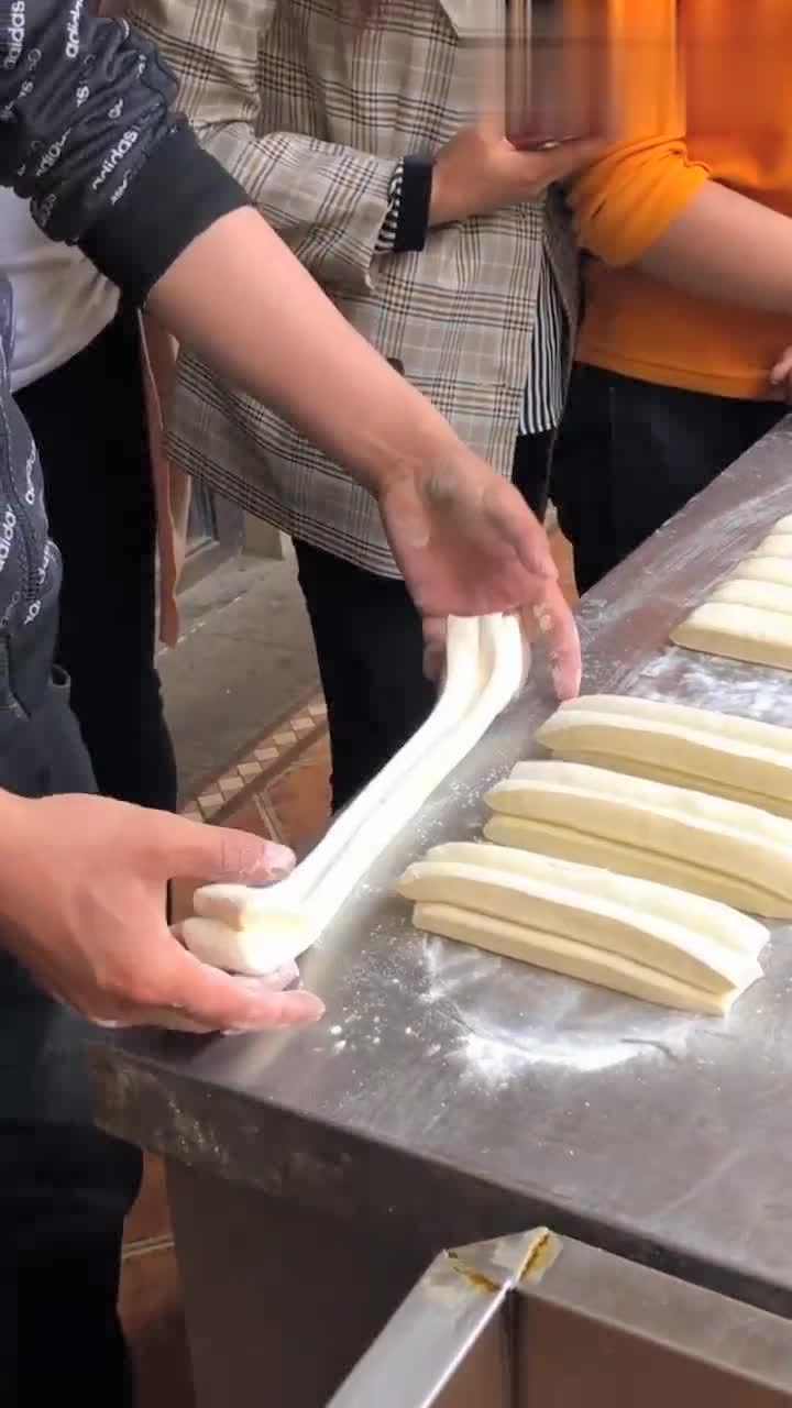 油条面原来是这样的,难怪炸出来的油条外酥里软,味美超赞!