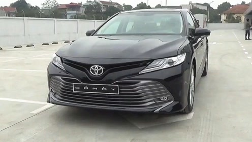 2020款丰田凯美瑞高配版到货,坐进驾驶室,看这配置不服不行