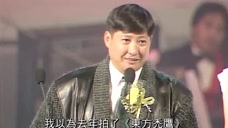 洪金宝当颁奖嘉宾,上台先整理衣领,幽默谈吐逗乐观众!