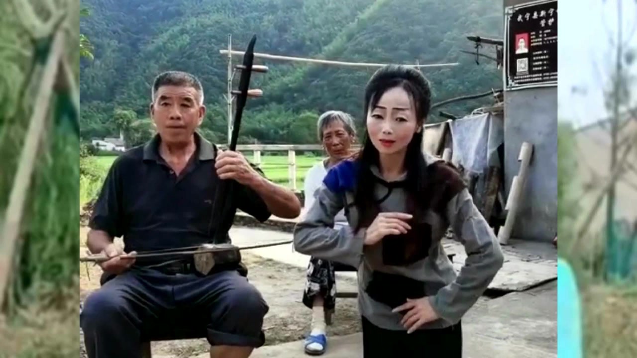 农村美女唱段黄梅戏《女驸马》"民女名叫冯素珍"唱腔太好听了!