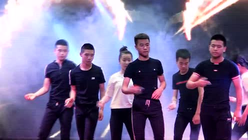春雷学校学生舞动青春