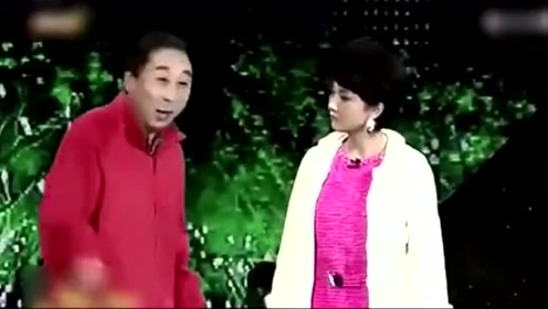 60岁冯巩妻子终于露面,原来长这么漂亮,低调美颜气质不输女明星!