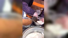 贵州这小吃都火到美国了,唐人街排起了长队,疫情都拦不住他们的脚步!