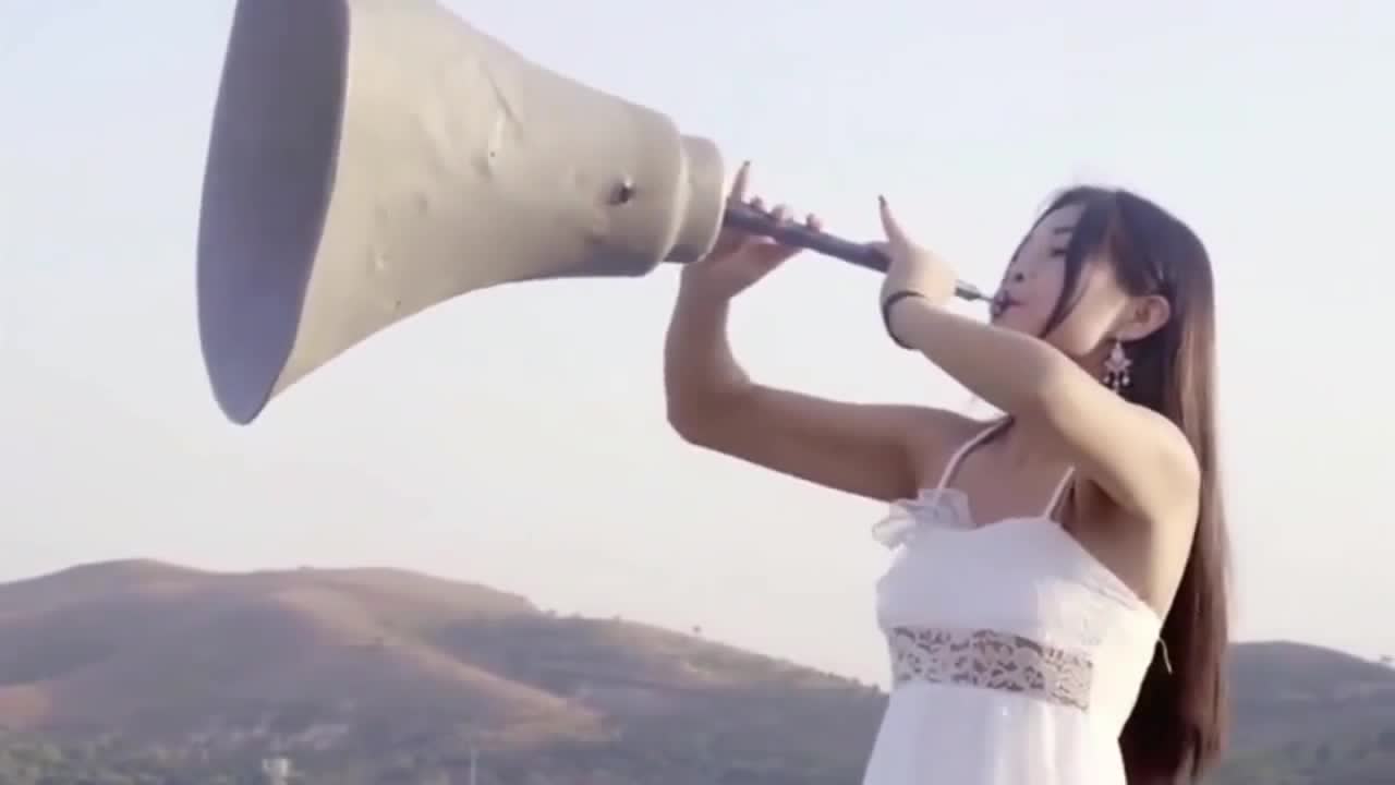 这喇叭真大!美女用唢呐吹一曲《北国之春,曲美人也美!