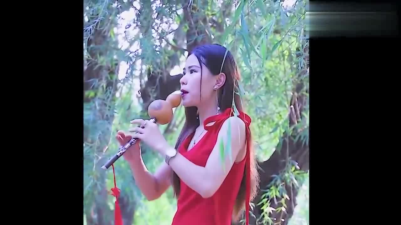 美女用葫芦丝吹《阿哥阿妹》,曲调欢快,旋律太走心了!