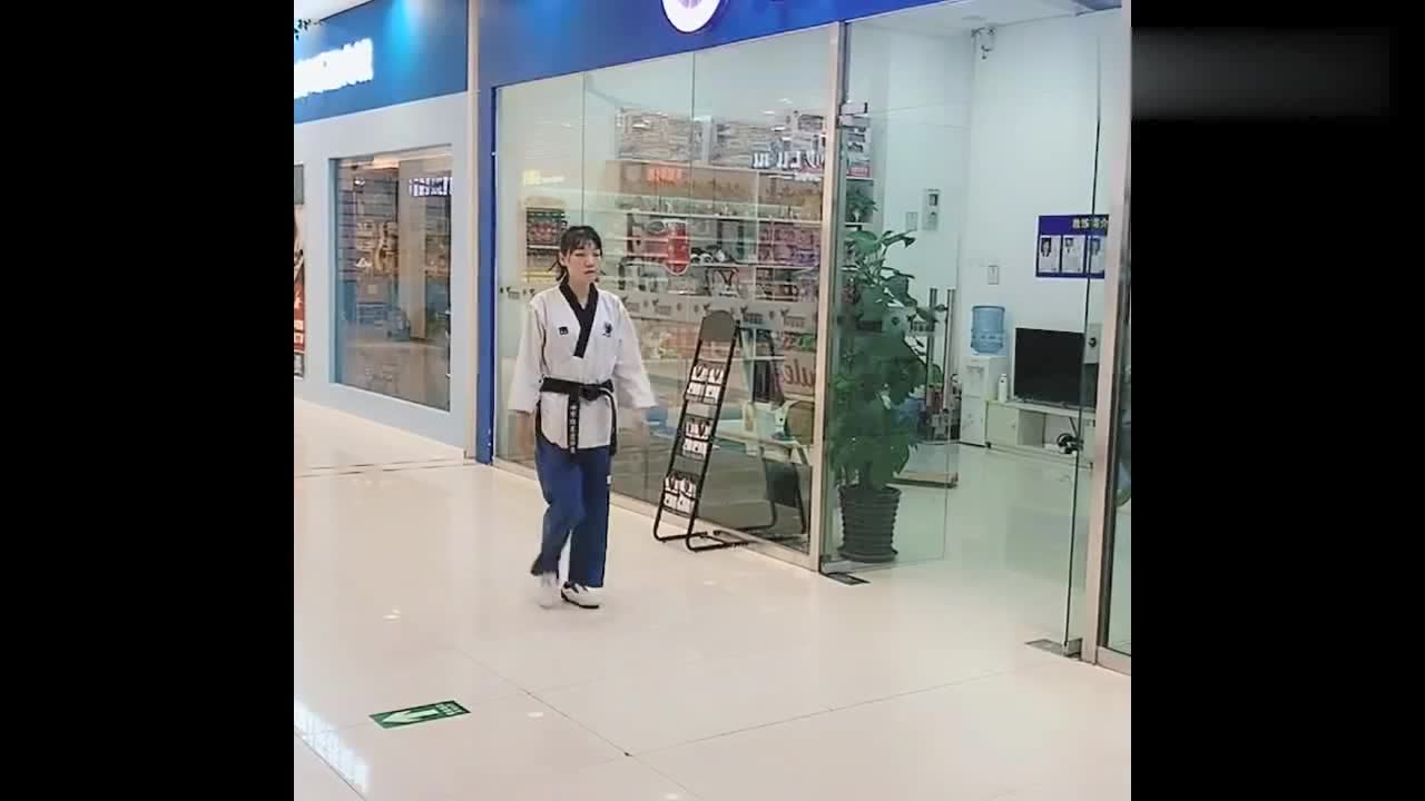 跆拳道黑带小姐姐,看完这几个飞踢动作,心疼你老公三秒钟!