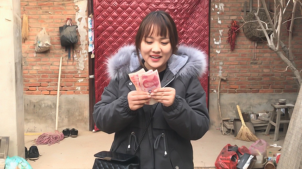 农村27岁姑娘给晨晨大哥随份子,找85岁奶奶借500块钱,看完哭了
