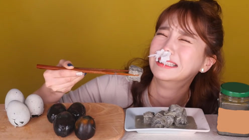 韩国小姐姐挑战中国"最难吃"的食物,网友:不懂得欣赏美食