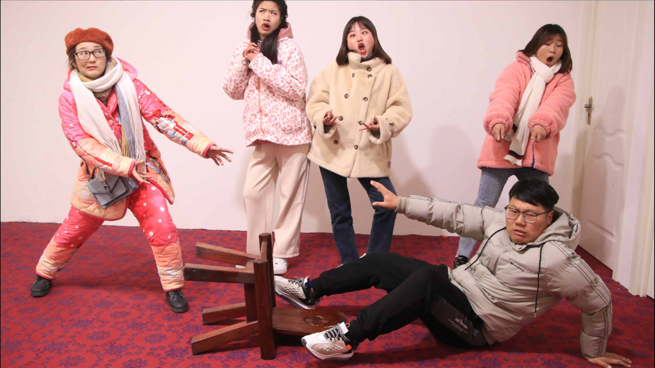 假装双腿瘫痪的短剧，一场心灵的探索，心灵探索，假装的瘫痪