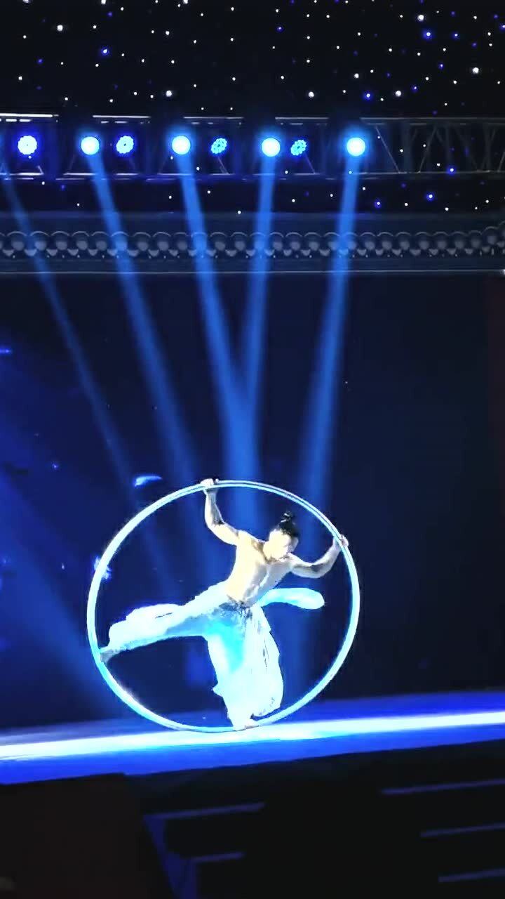 精彩的滚环杂技表演