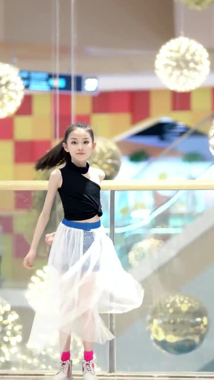 不愧是童模宋小睿,气质颜值堪称一绝,不知道以后便宜哪个臭小子