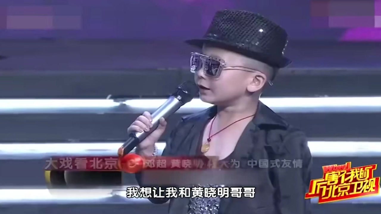 武东博上台向董卿索吻,还给李幼斌萨日娜磕头!武东博遇上明星们