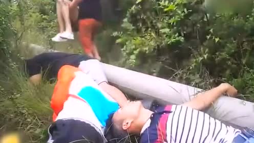 美女主播野外直播 被陌生人迷晕抱走