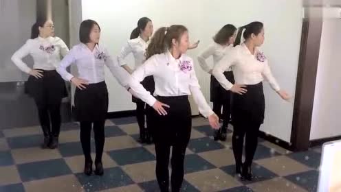 办公室美女晨会跳踏浪》