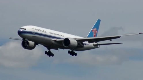 看见汉字很亲切,中国南方航空波音777客机降落法兰克福机场