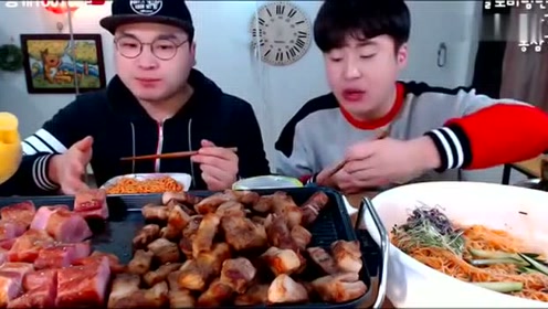 国外恶搞路人买食物视频，国外恶搞路人搞笑视频