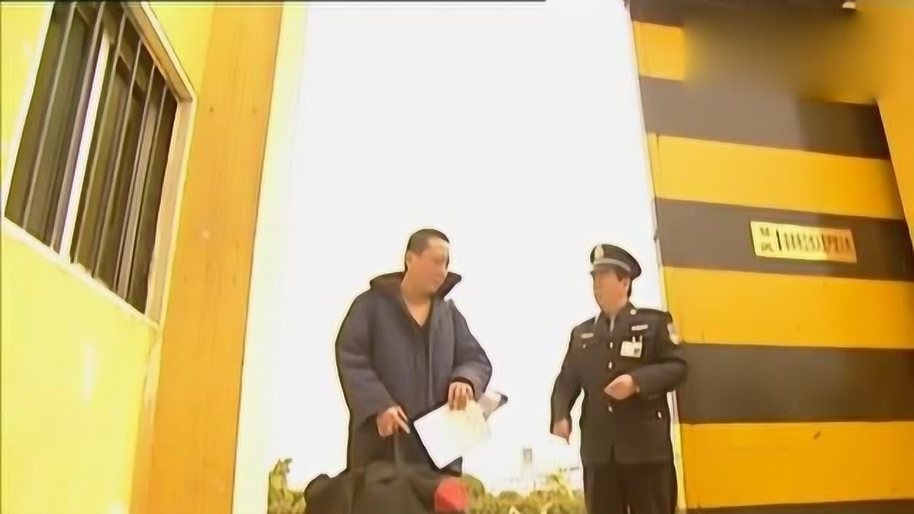 菜刀队肖云柱刑满十三年出狱,狱警临走嘱咐,不要再来了啊!