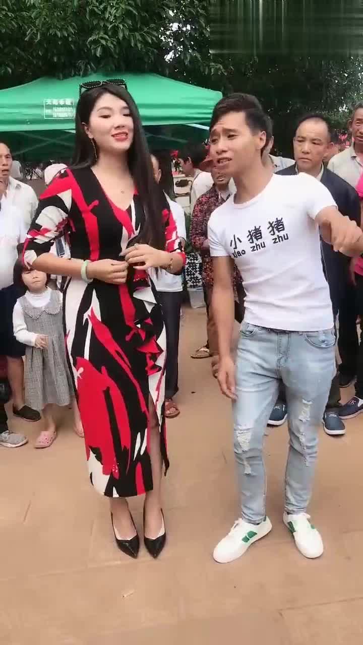 云南啄嘴山歌,街头幽默对唱,十分好听,路人听了不想走!