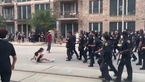 美国一护士哽咽讲述悲惨遭遇 我正包扎伤者警察却朝我们开枪 美国警察暴力执法引发抗议活动 腾讯视频