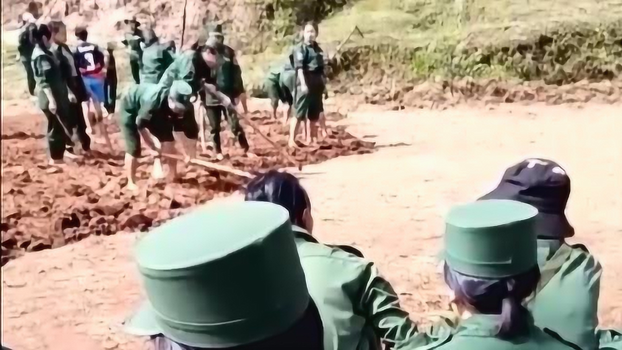 实拍缅甸佤邦女兵开荒种田