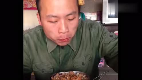 东北大哥吃饭咋怎么香呢?端着饭盒就是扒拉!是不是干活太累了!